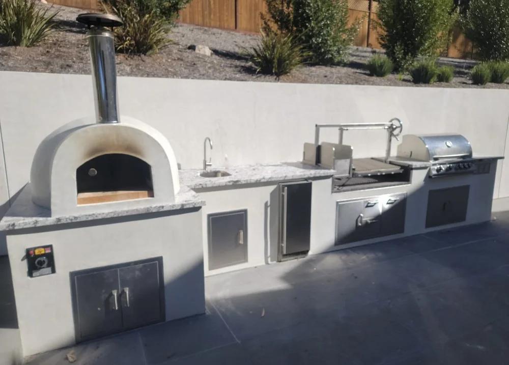 Plastered outdoor kitchen and pizza oven
